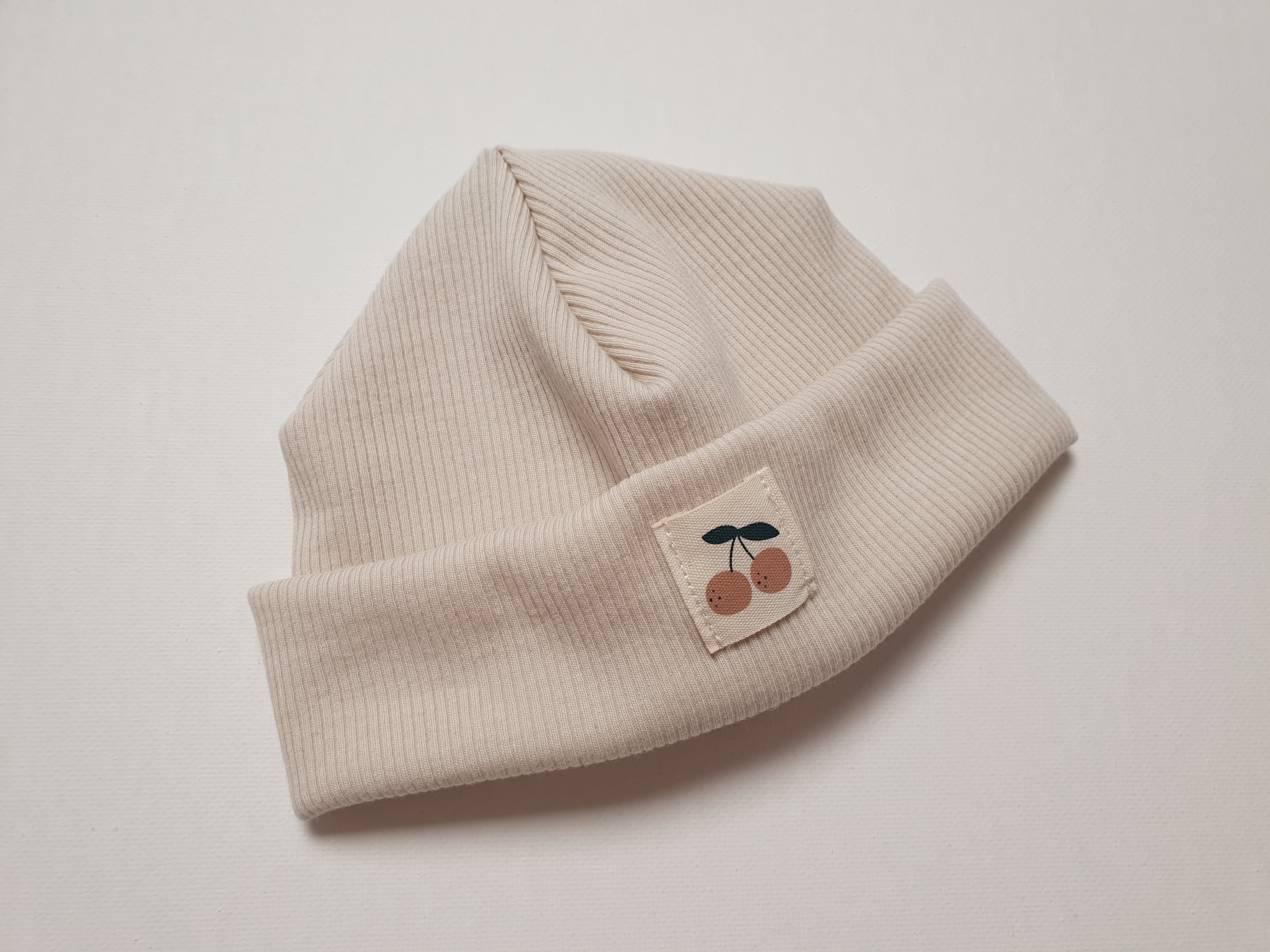 Rib Beanie hellbeige mit Patch Kirsche