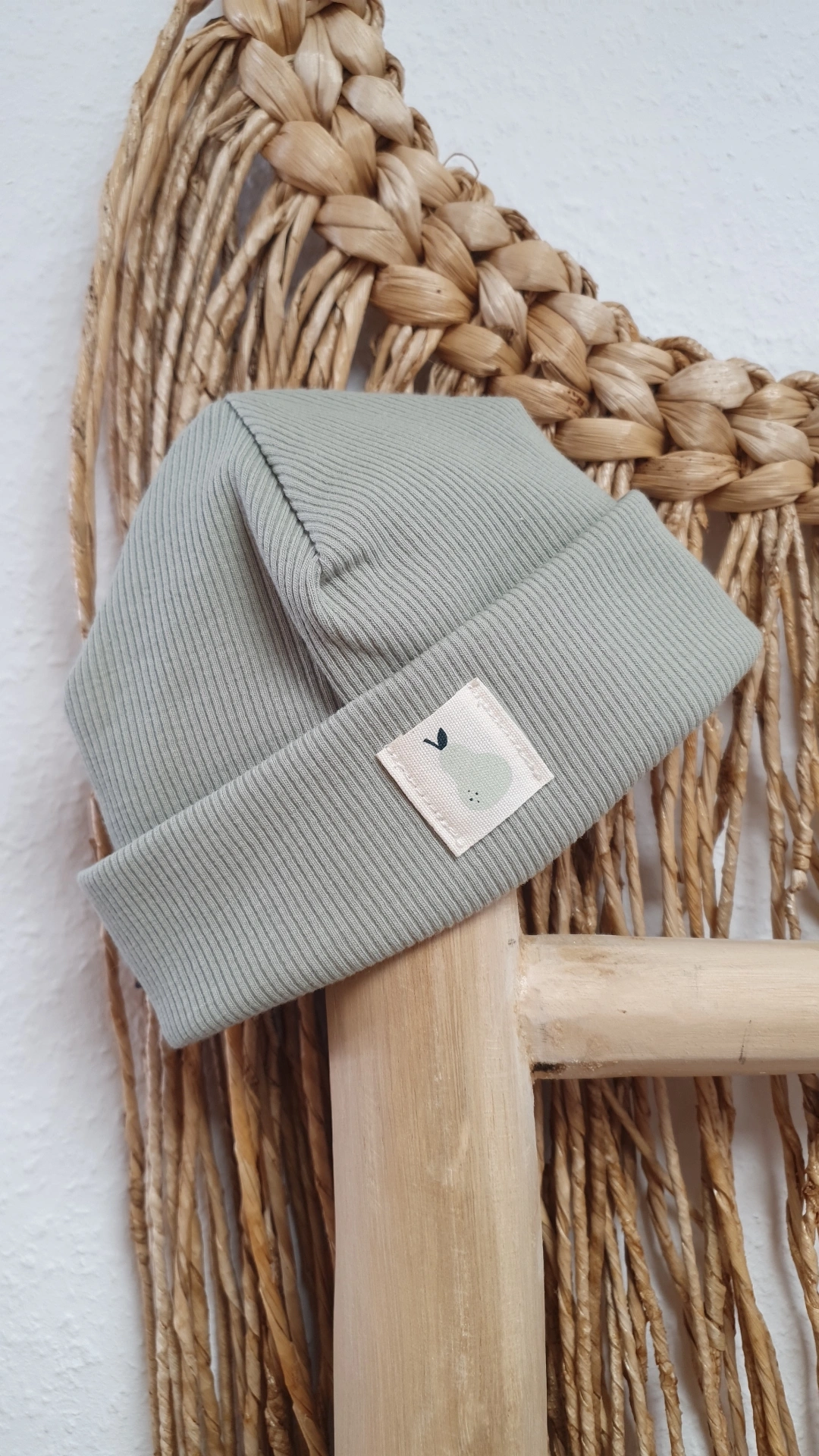 Rib Beanie dusty green mit Patch Birne