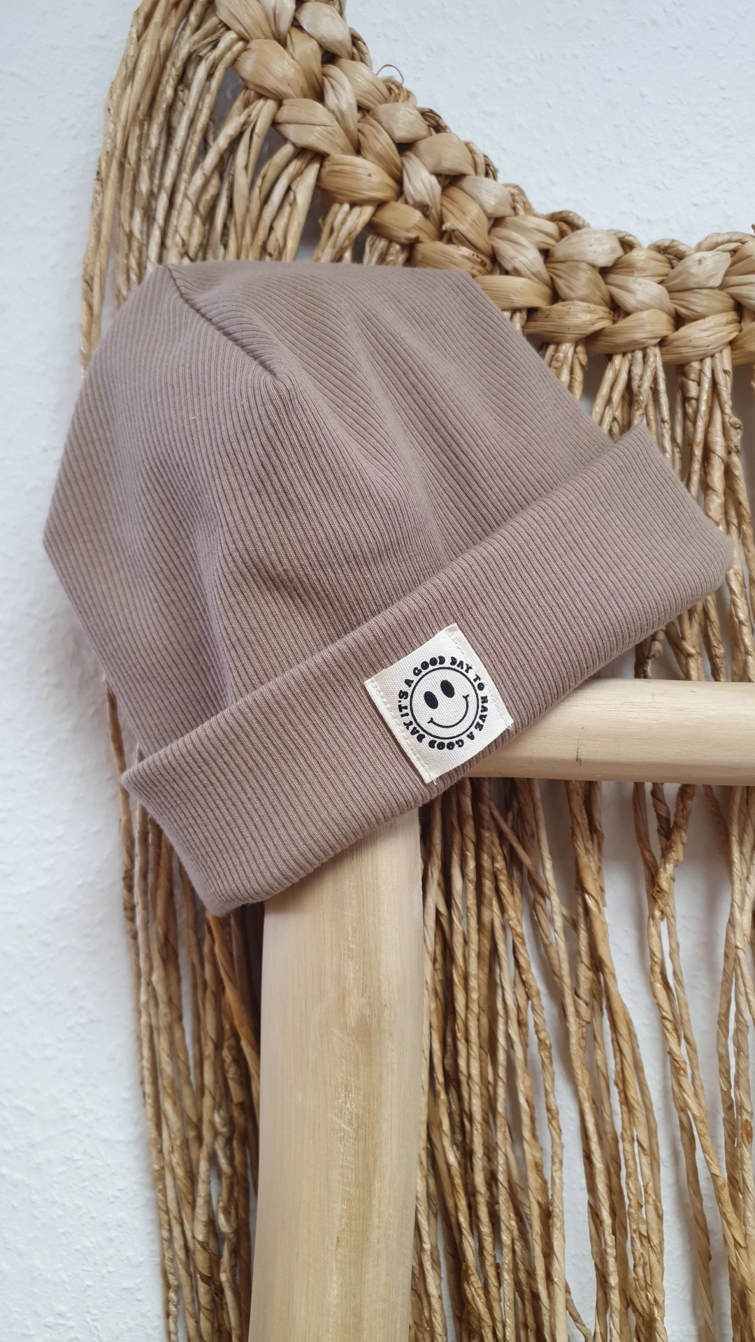 Rib Beanie taupe mit Patch happysmiley