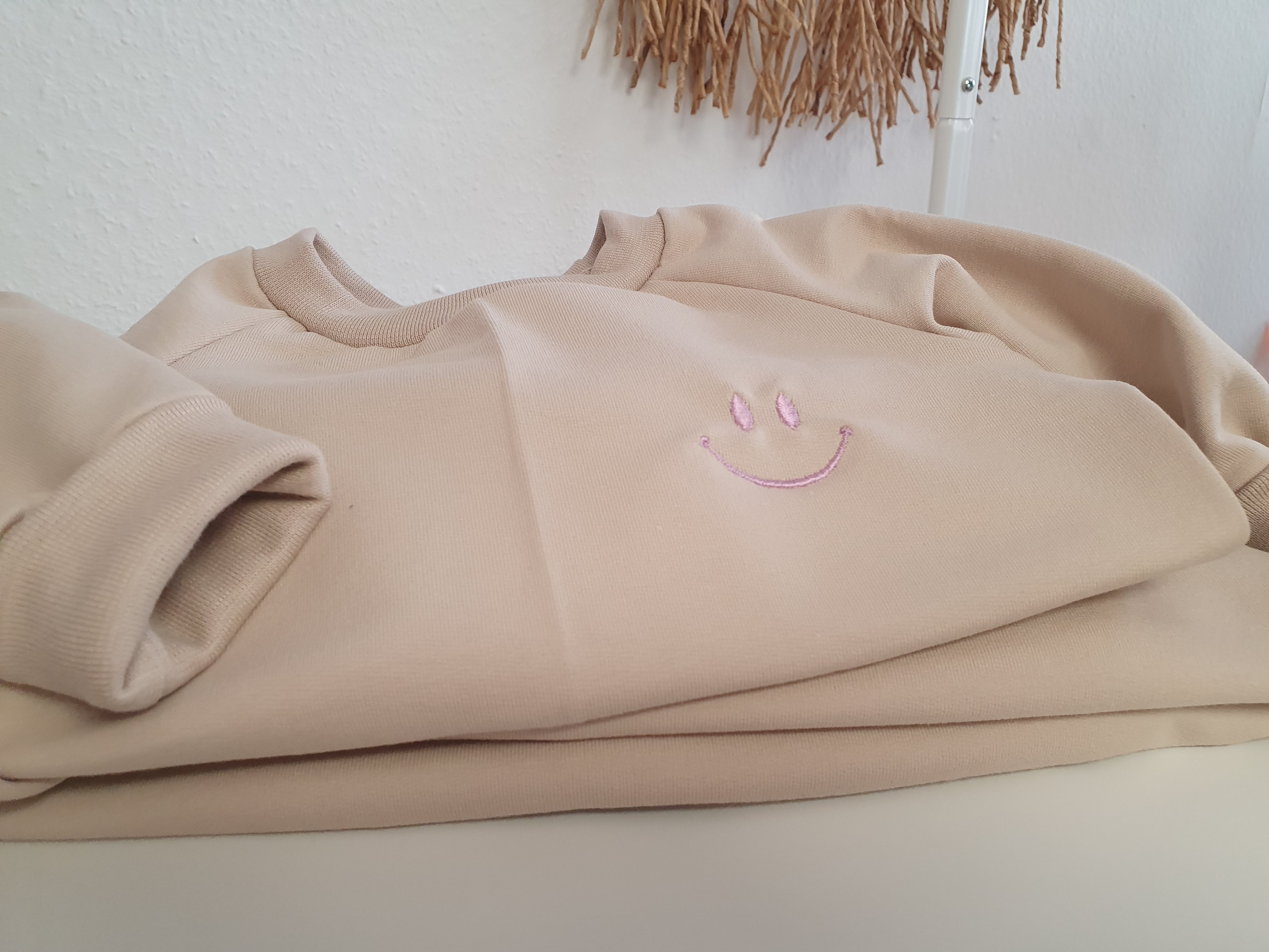 Sweater beige mit Stick Smiley flieder Sweat  