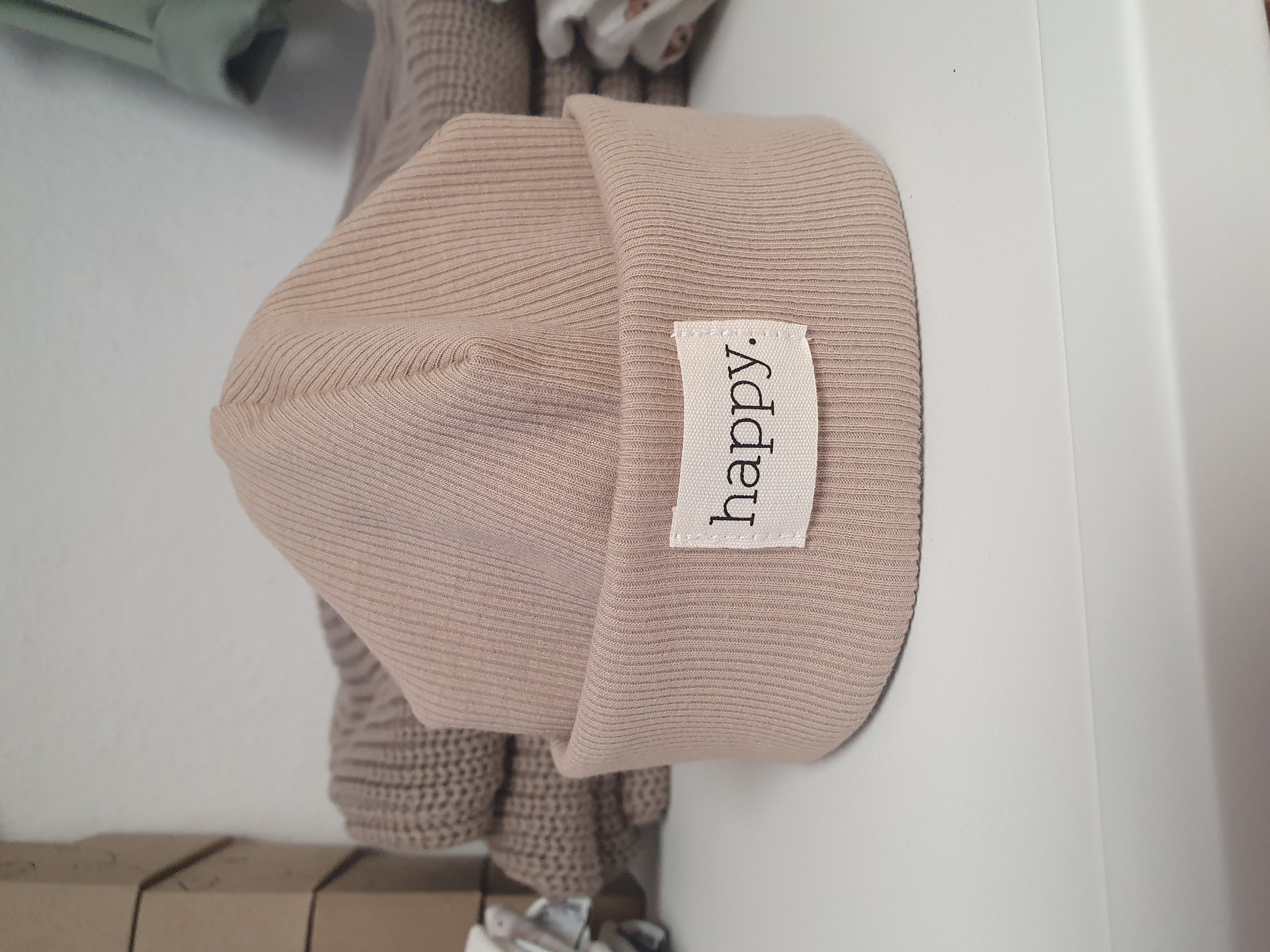 Rib Beanie dunkelbeige mit Patch happy 