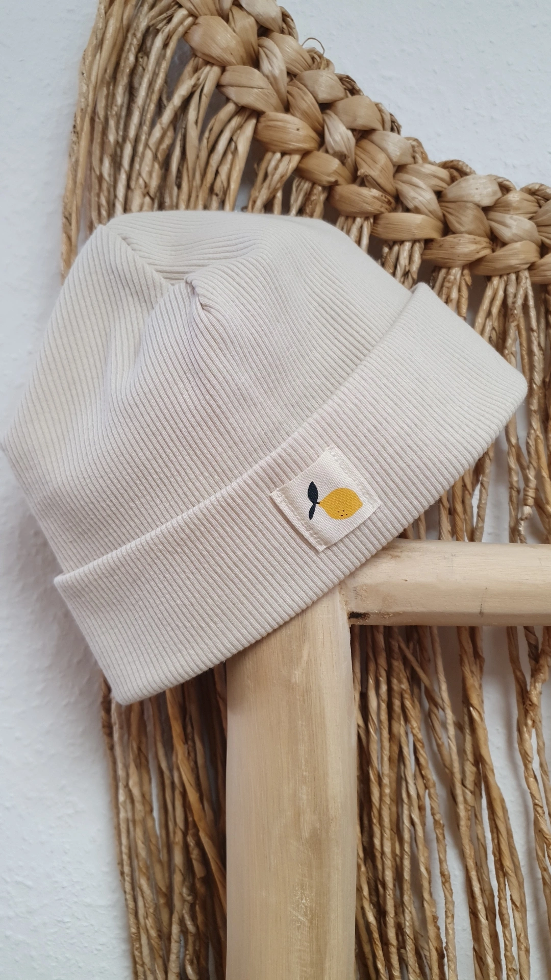 Rib Beanie hellbeige mit Patch Zitrone 