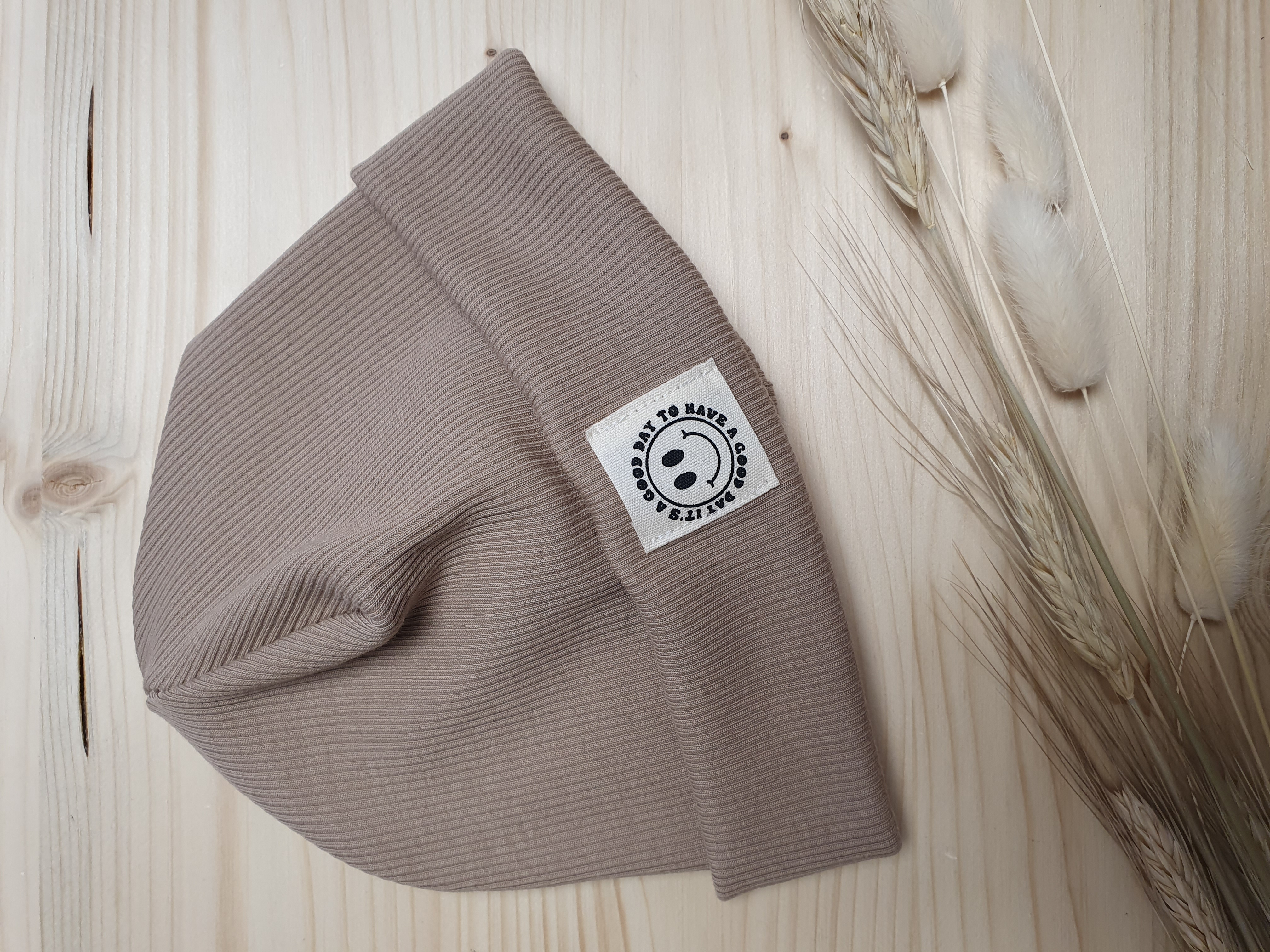 Rib Beanie taupe mit Patch happysmiley