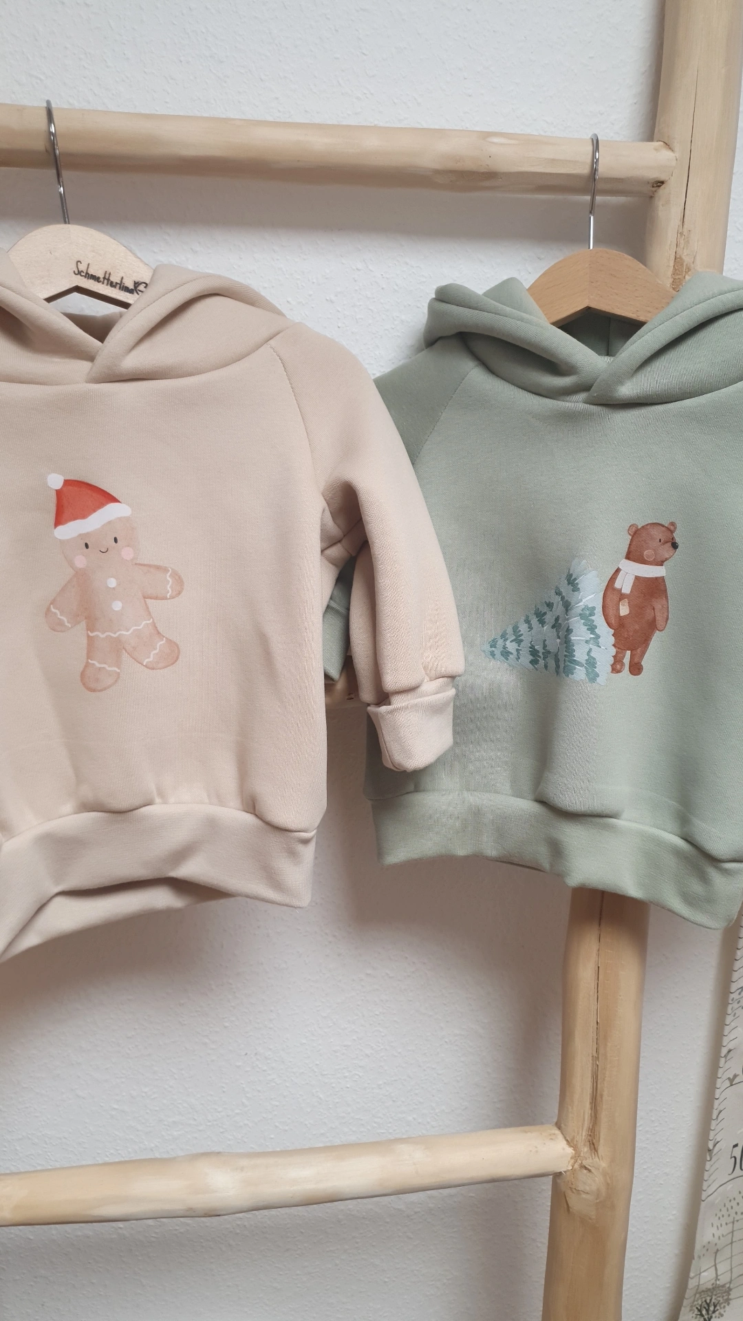 Hoodie dusty green mit Bär und Tannenbaum 