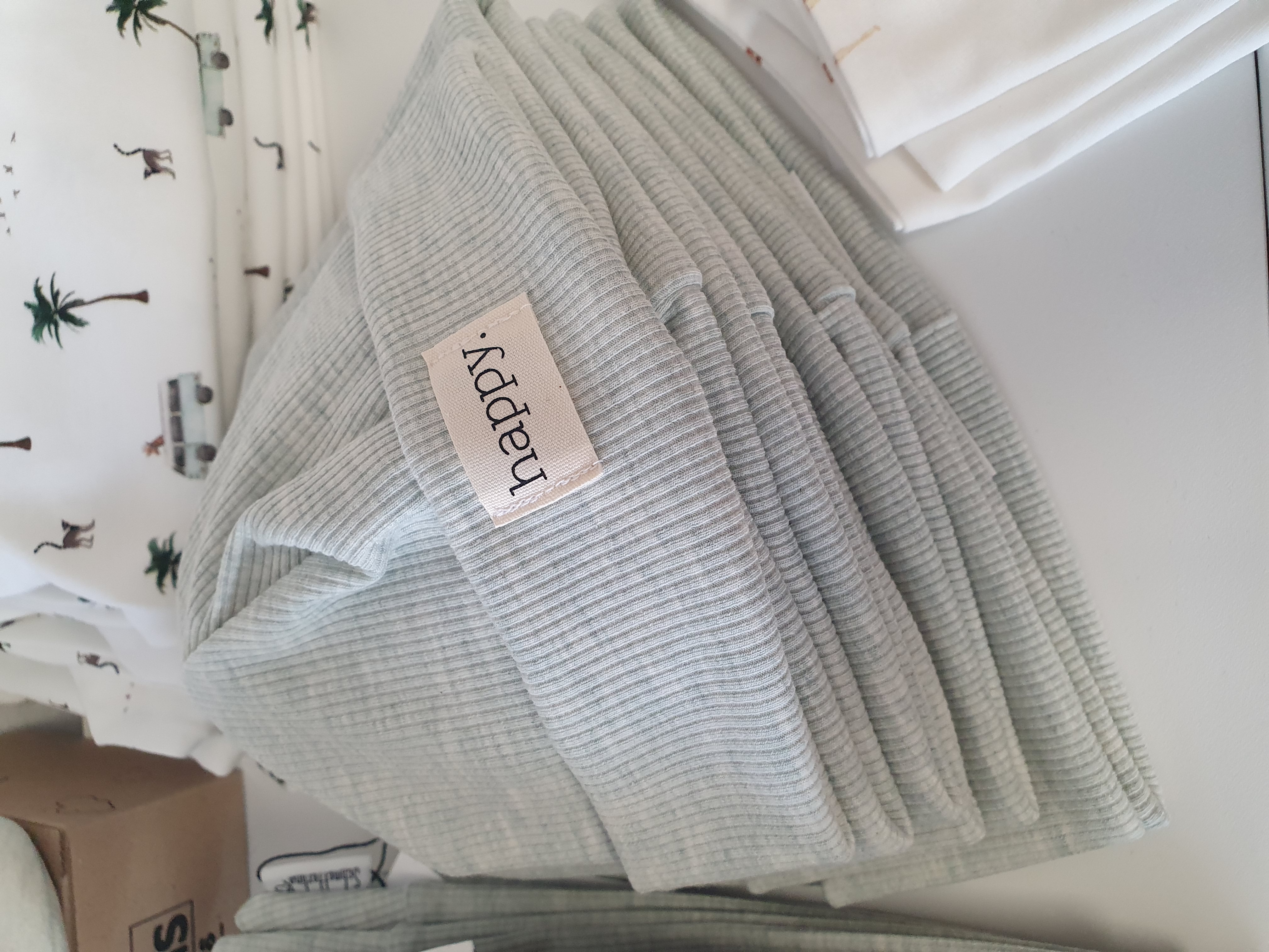 Rib Beanie grün meliert mit Patch happy
