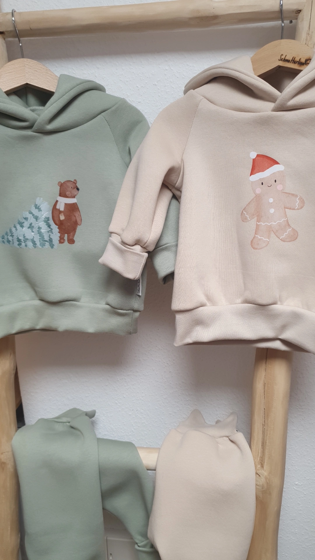 Hoodie dusty green mit Bär und Tannenbaum 