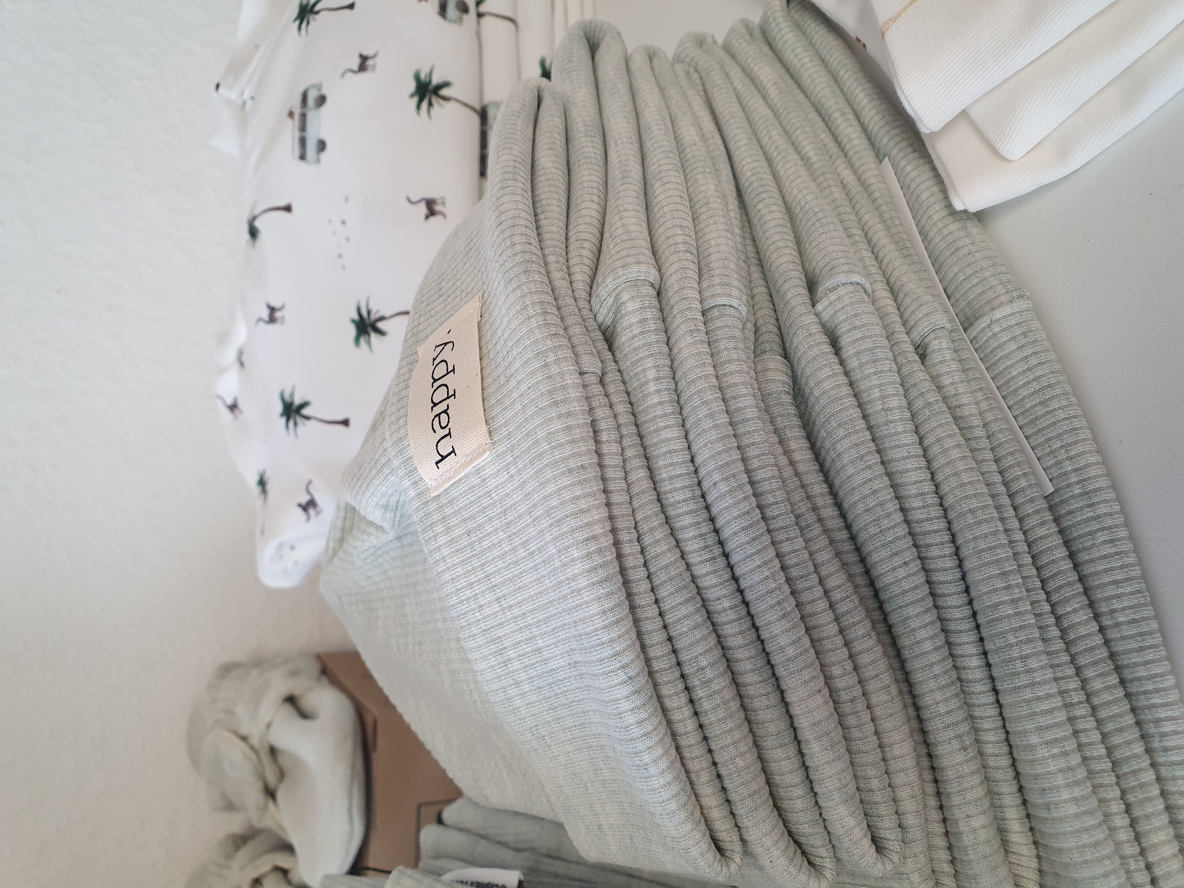 Rib Beanie grün meliert mit Patch happy