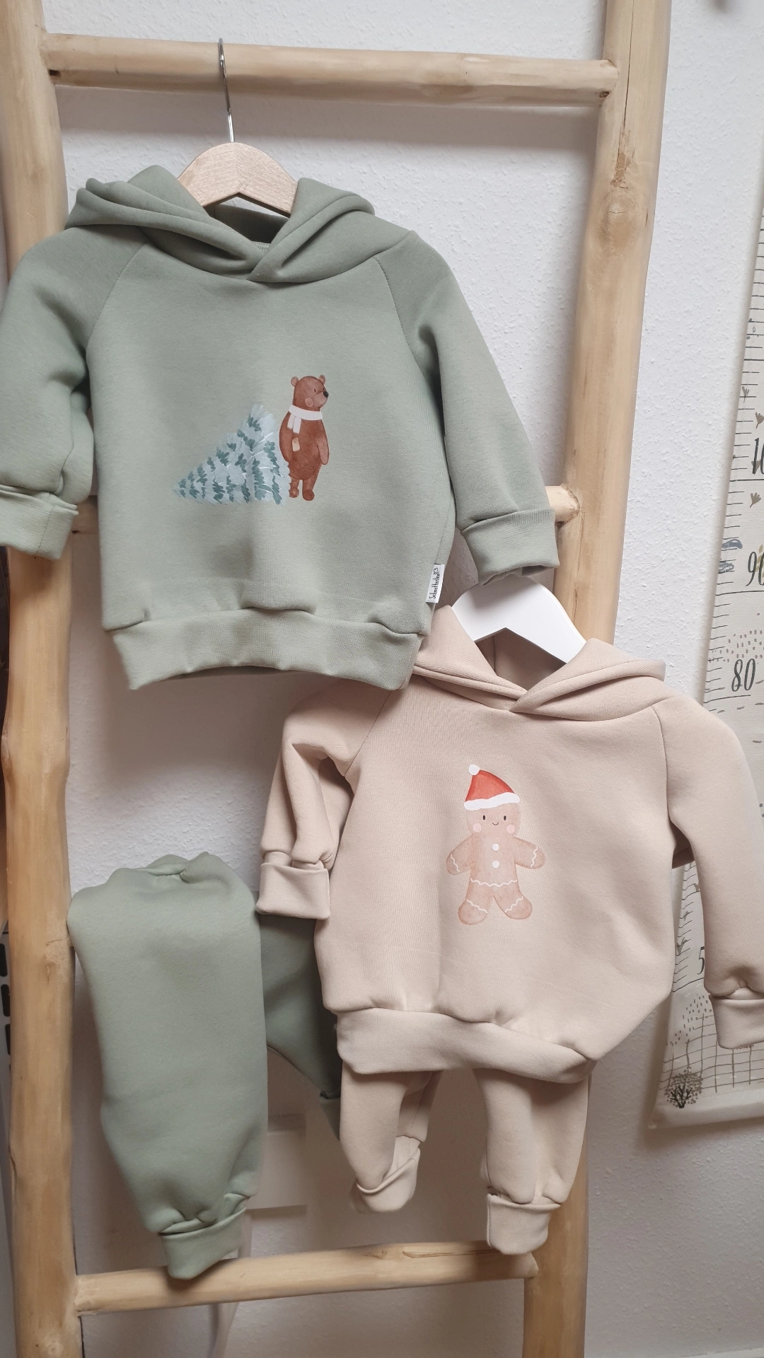 Hoodie dusty green mit Bär und Tannenbaum 