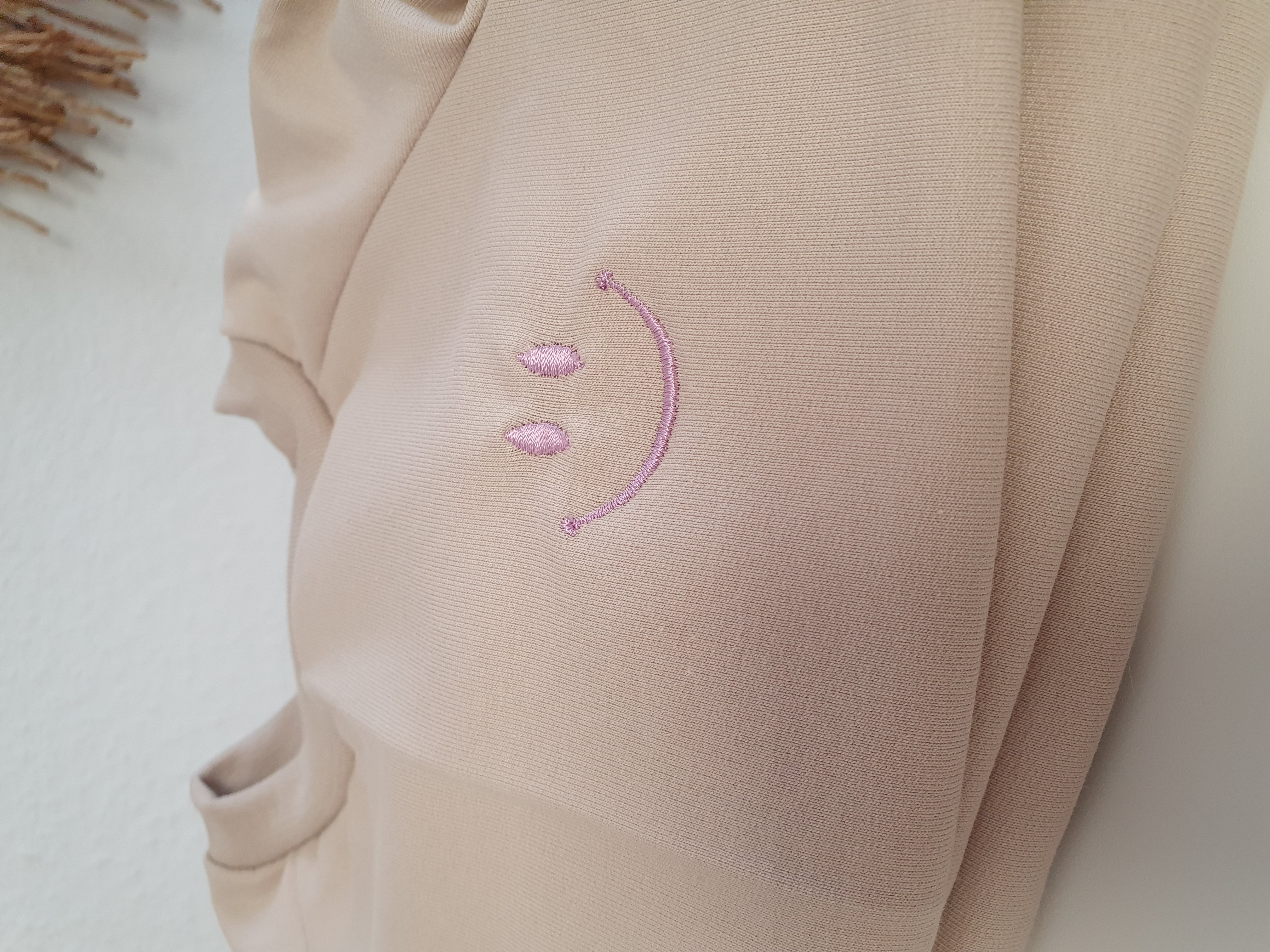 Sweater beige mit Stick Smiley flieder Sweat  