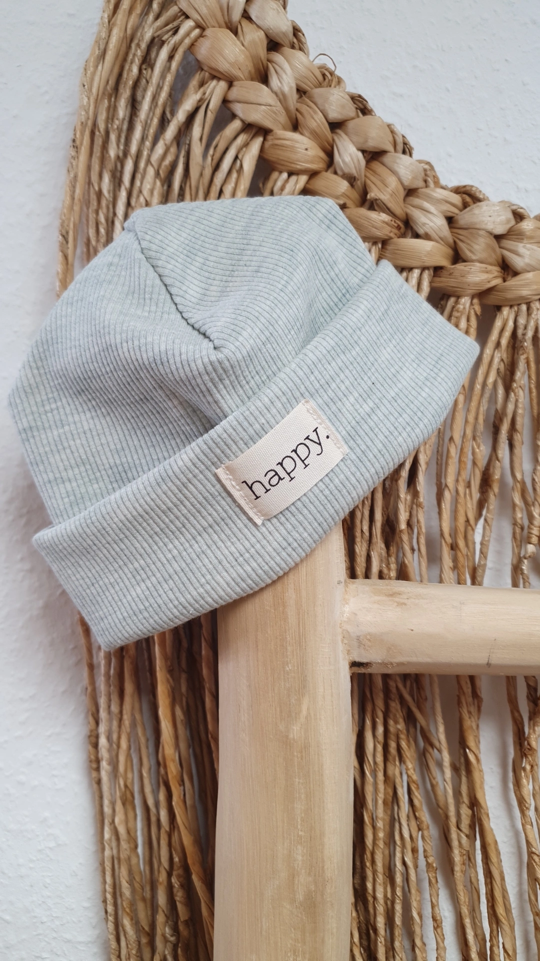 Rib Beanie grün meliert mit Patch happy