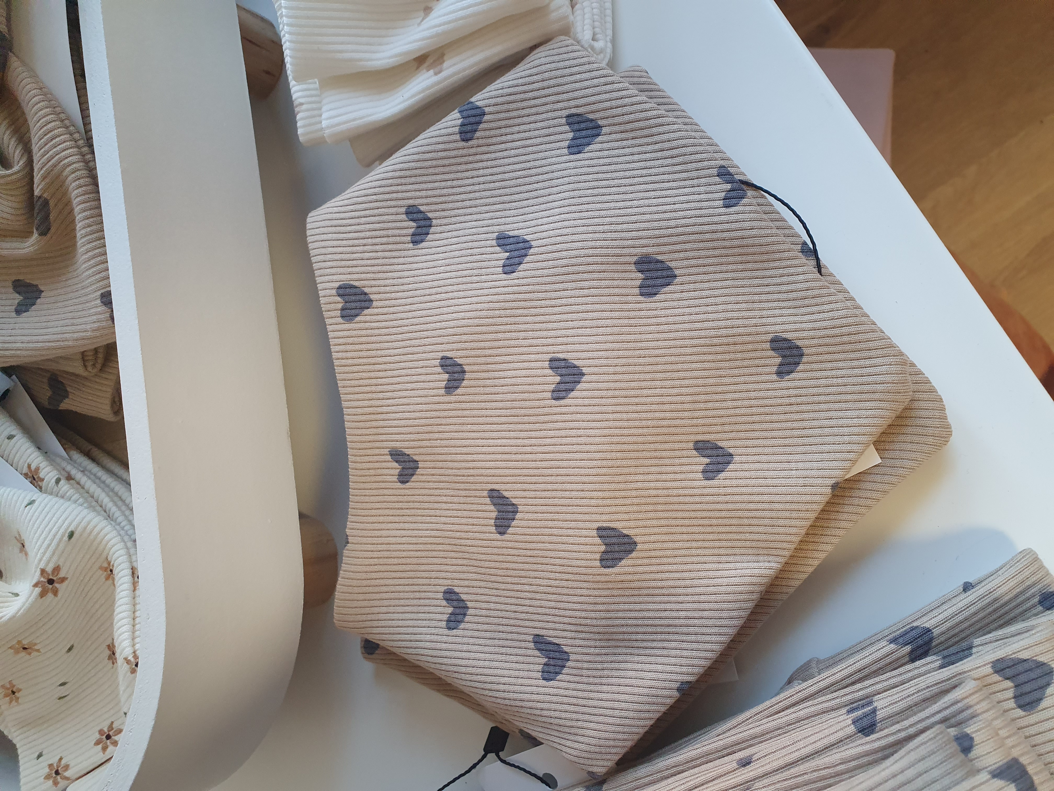 Dreieckstuch Herzen taupe