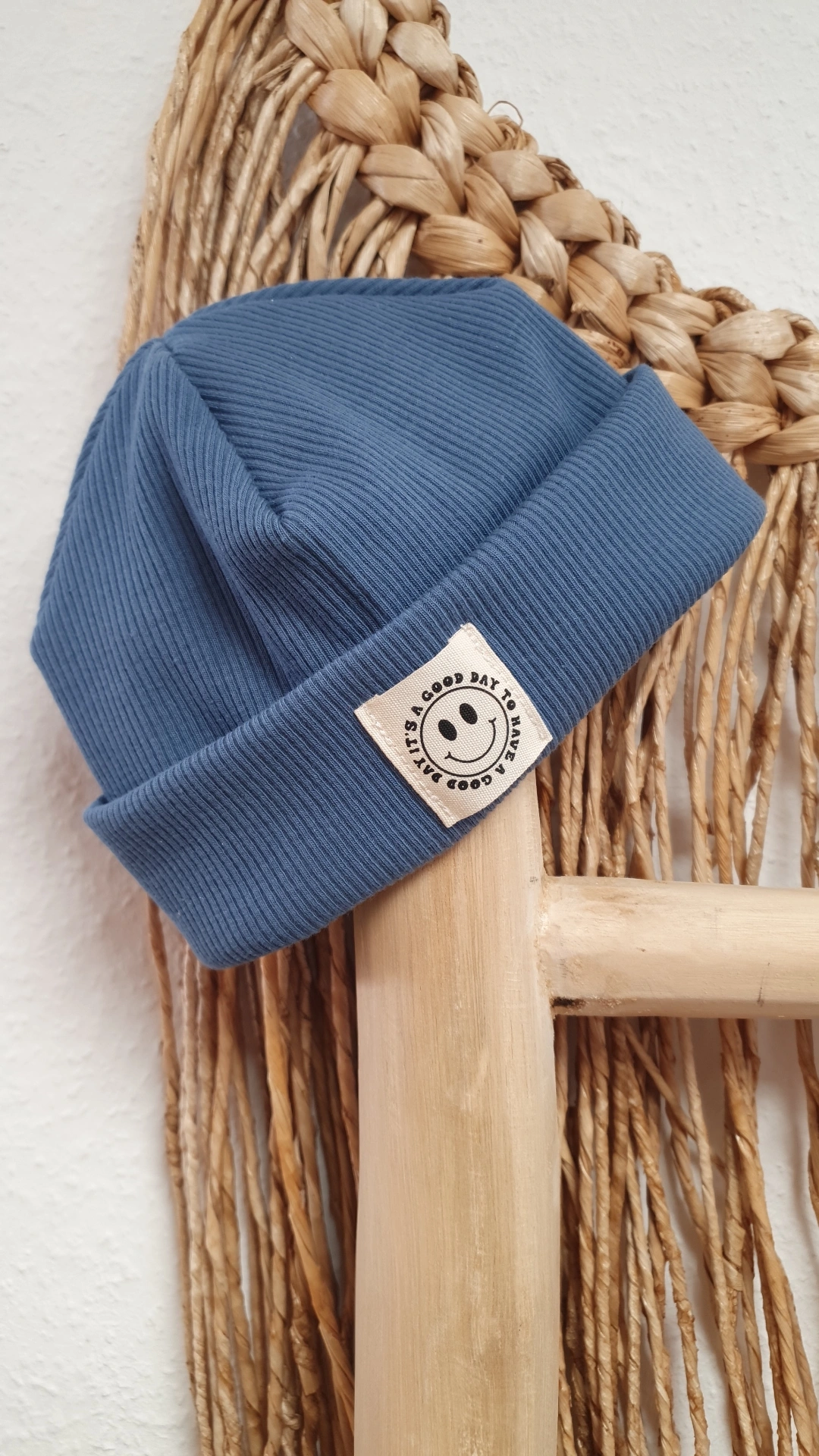 Rib Beanie dunkelblau mit Patch happysmiley