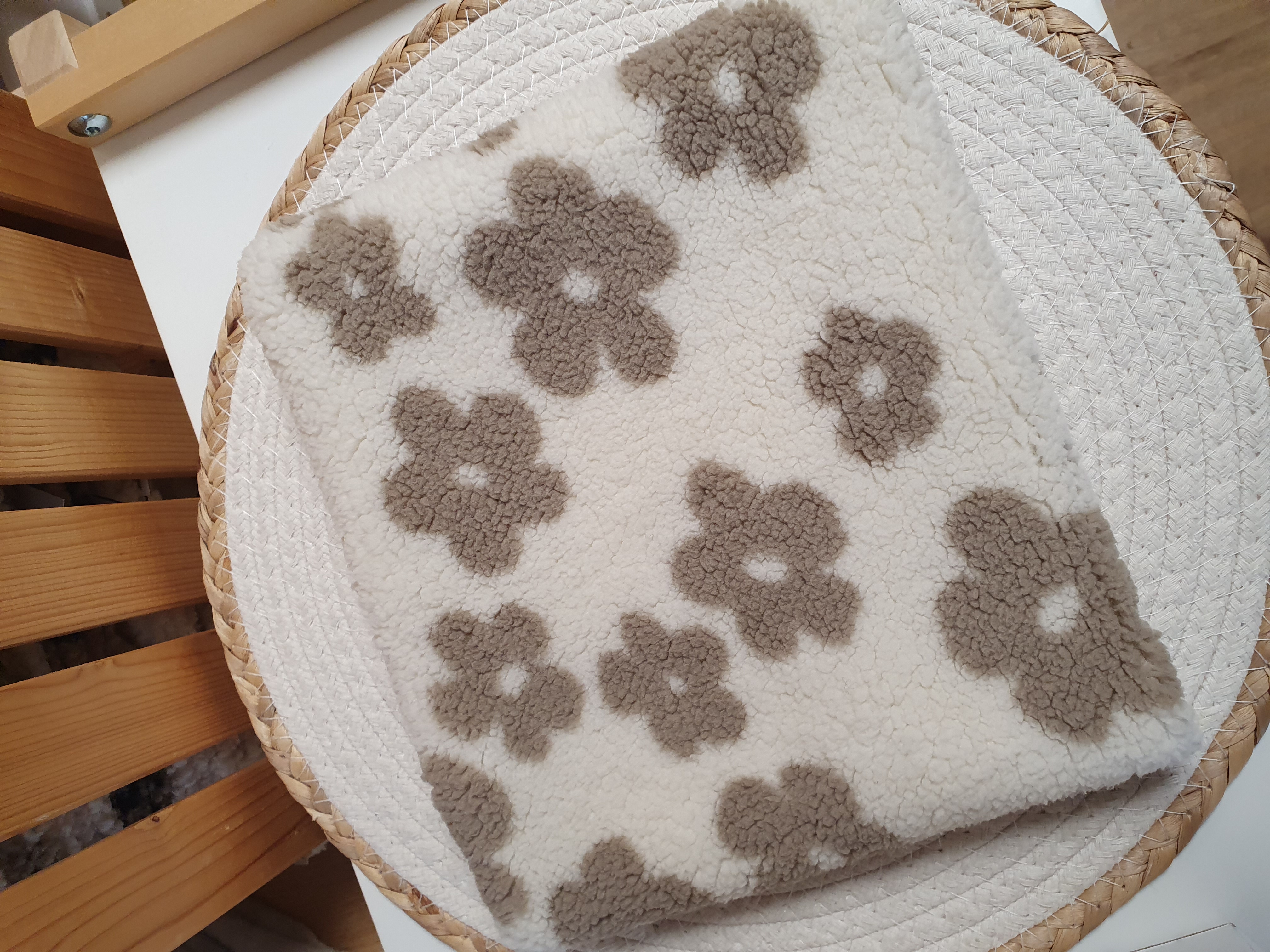 Loopschal Teddyplüsch Blümchen hellbeige