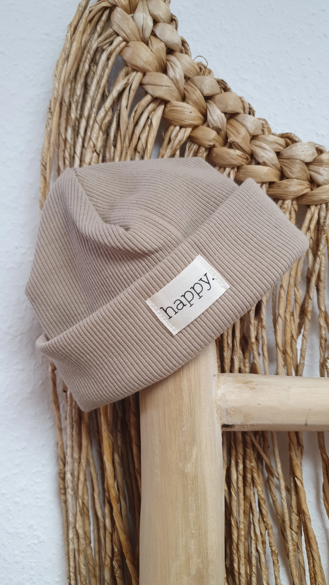 Rib Beanie dunkelbeige mit Patch happy 