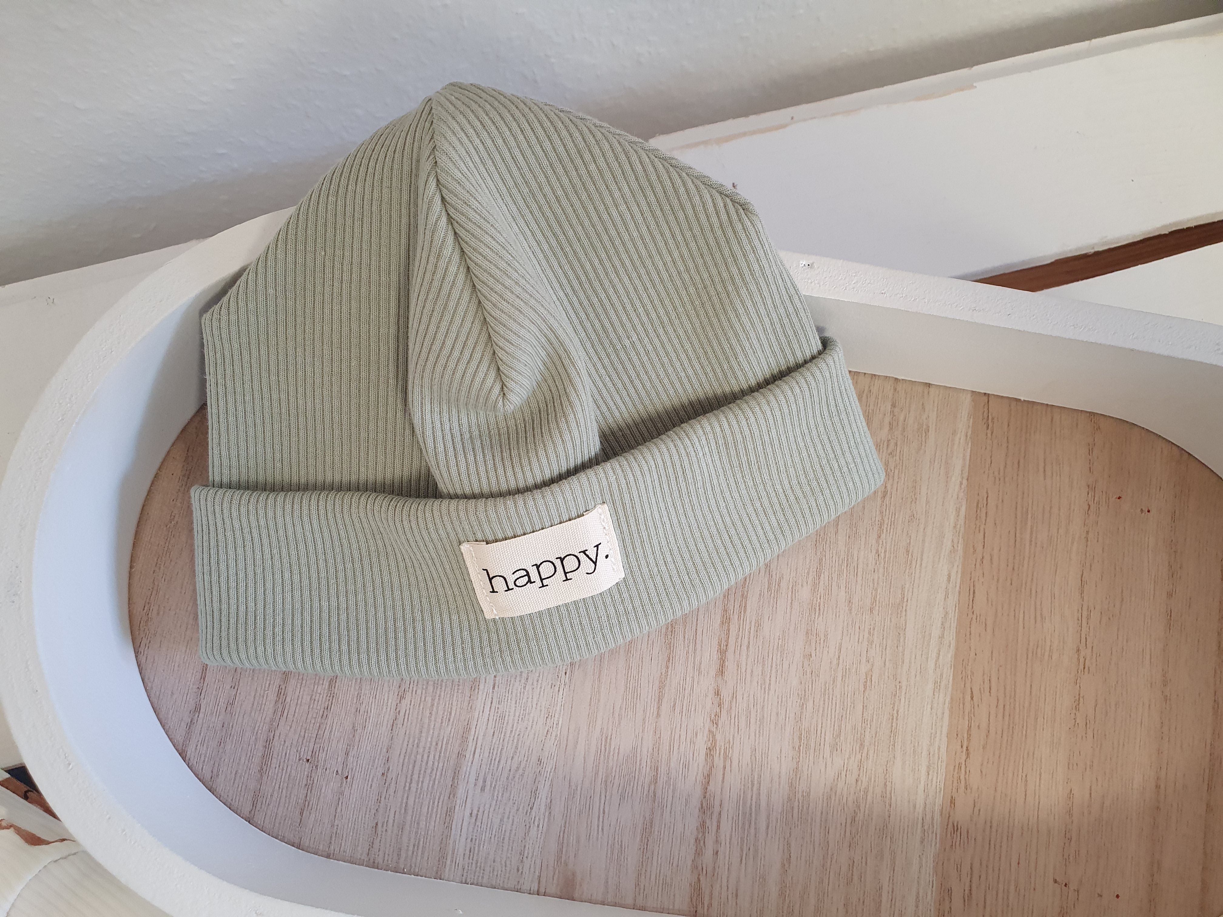 Rib Beanie dusty green mit Patch happy