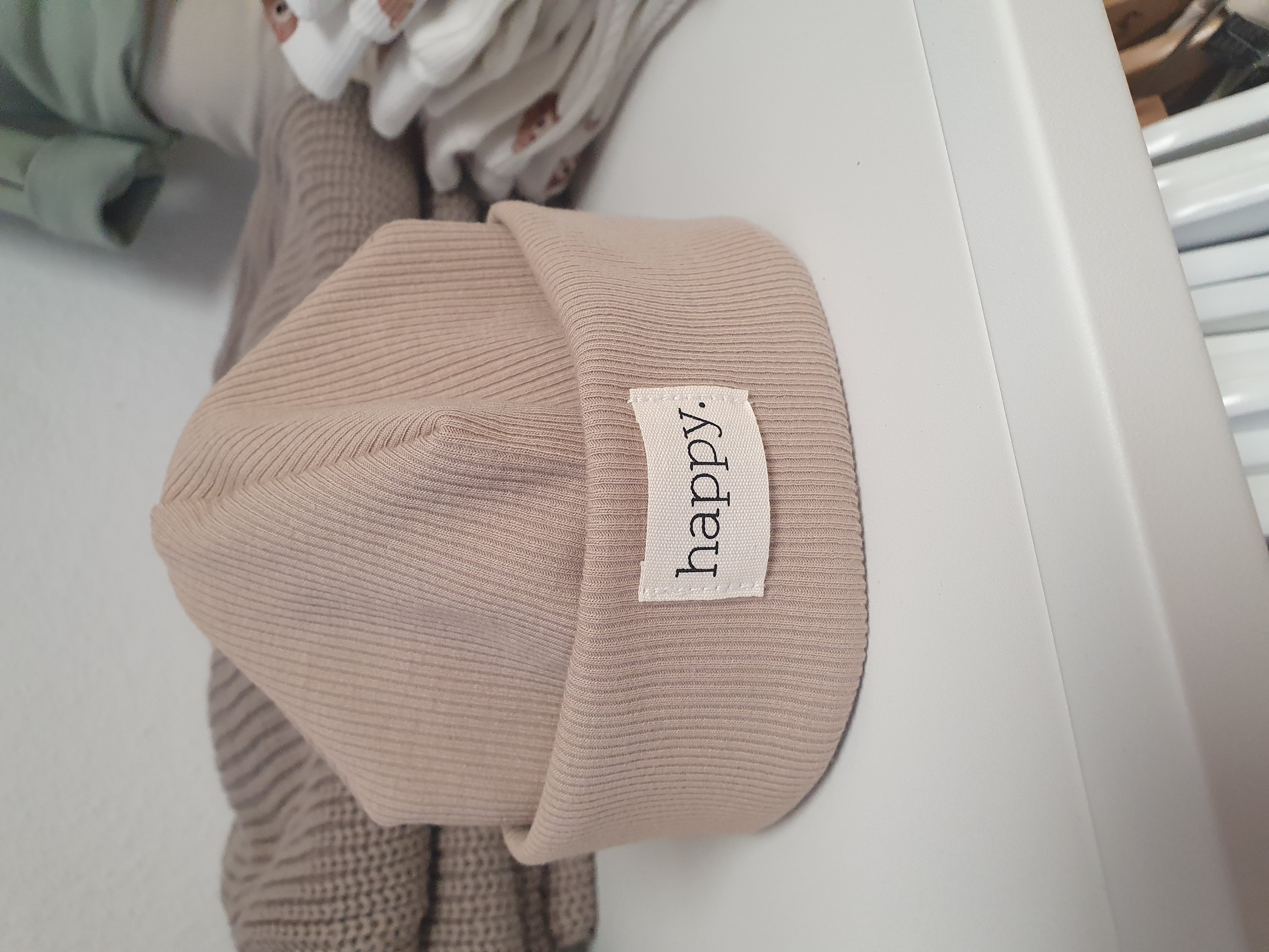 Rib Beanie dunkelbeige mit Patch happy 